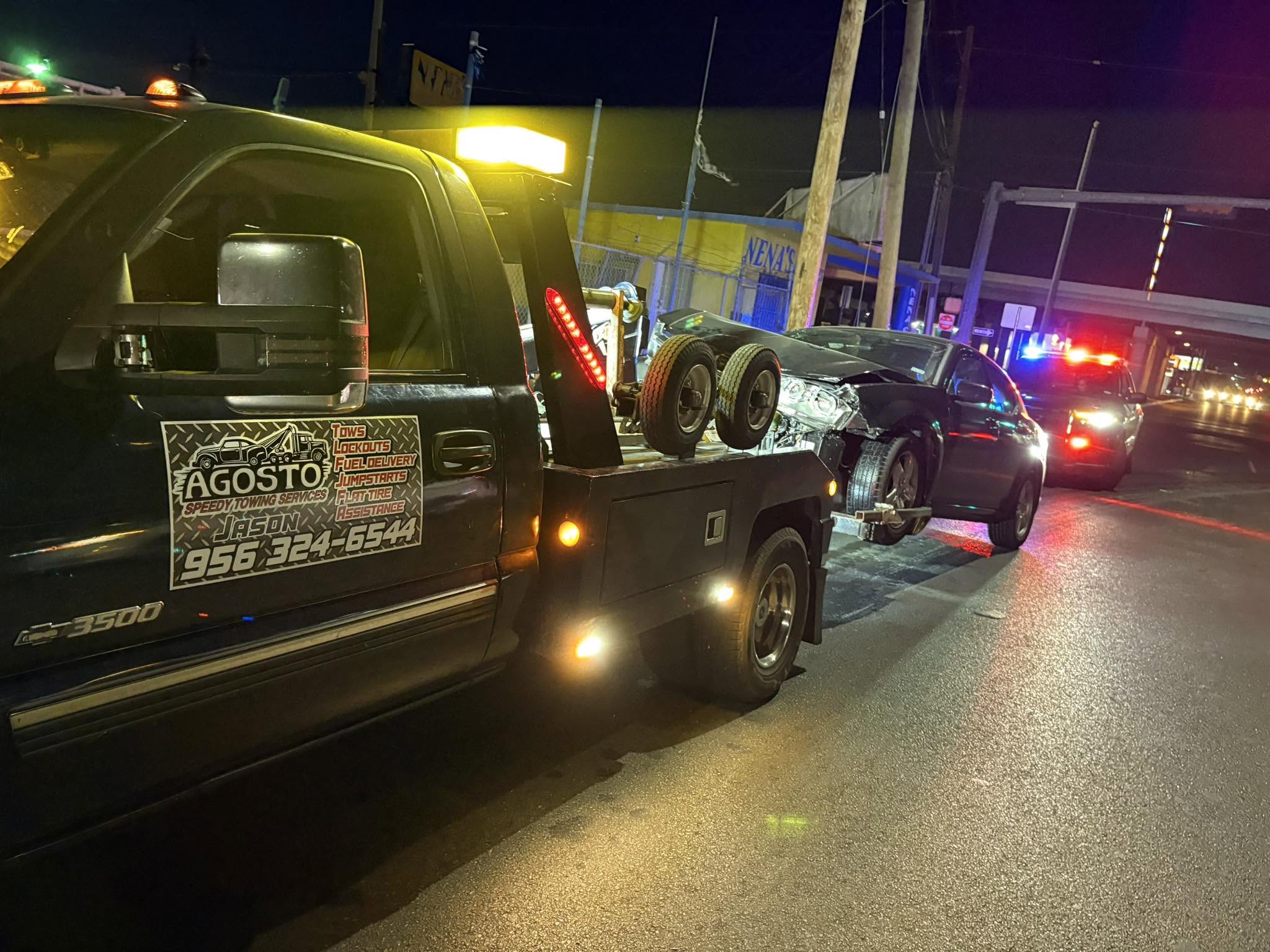 Light-duty tow truck operator helping a stranded driver in Laredo